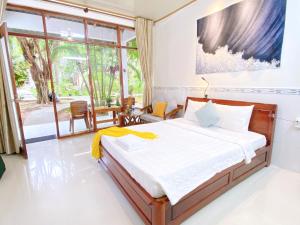 富国Have Fun Phú Quốc的一间卧室设有一张床和一个阳台