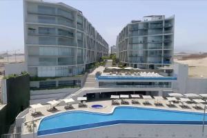 圣巴托洛Departamento de Playa San Bartolo Ocean Reef - SOL, ARENA Y MAR的 ⁇ 染带游泳池的度假村