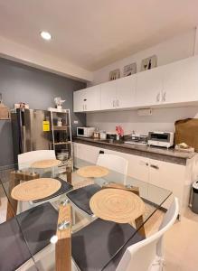 奥隆阿波Charm’s Place的厨房配有桌椅和柜台。