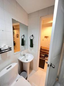奥隆阿波Charm’s Place的白色的浴室设有水槽和卫生间。