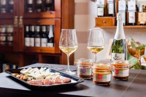 索纳格瑞皮农家乐的一张桌子,上面放着两杯葡萄酒和一盘食物
