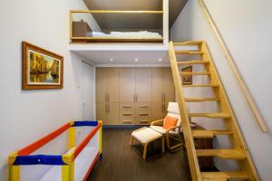 布达佩斯Chrysoprase Apartment的带双层床和梯子的客房