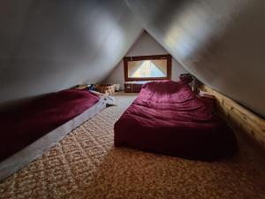 埃斯波Villa Jupperi Espoossa的阁楼卧室设有两张床和窗户。