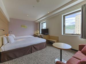 鹿儿岛鹿儿岛JR九州酒店的一间设有大床和窗户的酒店客房