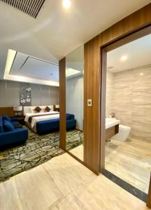 荣市Khách sạn Toàn Thắng Stone的一间酒店客房 - 带一张床和一间浴室