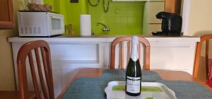 萨洛Apartamento en la playa Salou的桌子上坐着一瓶葡萄酒