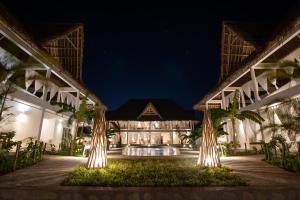 瓦塔穆Rafiki Tamu Residential Resort的夜间享有度假村的外部景色
