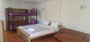 班佩MM Villa Kon Ao的一间带两张双层床和一张沙发的卧室