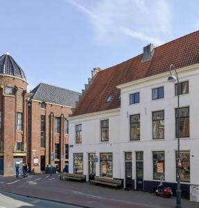 哈莱姆Coolest Apartment in Haarlem City - close to Beach and Amsterdam的街道边的白色建筑