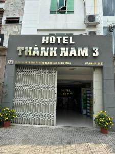 胡志明市Hotel Thành Nam 3的大楼前的酒店标志