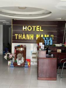 胡志明市Hotel Thành Nam 3的一家酒店,而不是酒店客房内的男士