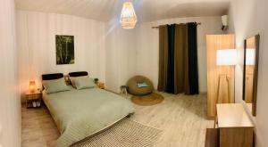 弗利康弗拉克Ibiza Apartment - 150m from the beach的一间卧室配有一张床和一把椅子