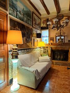 Sant Pau dʼOrdal埃尔雷契尔旅馆的带沙发和台灯的客厅