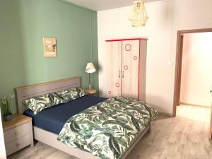 弗利康弗拉克Ibiza Apartment - 150m from the beach的一间卧室配有一张床和一个梳妆台