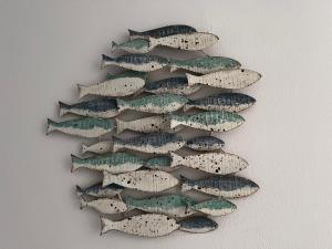 费拉约港阿葵玛莉娜酒店的一群鱼,被排列在圣诞树上
