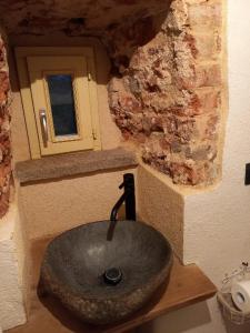 Villanova dʼAstiLa Boheme的带窗户的浴室内的石水槽