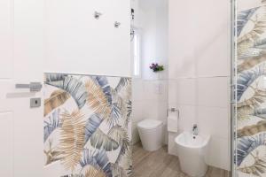 卡利亚里Quarzo. Modern Rooms的一间带卫生间和水槽的浴室