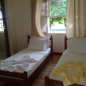 Vila Nova SintraHotel POUSADA Brava的带窗户的客房内设有两张单人床。