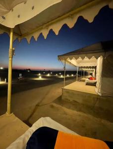 斋沙默尔Mathar Ki dhani的夜晚在机场的帐篷景色