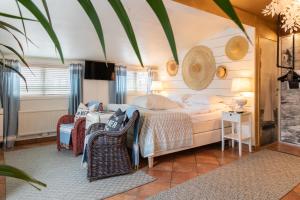 特鲁萨特鲁萨波曼斯酒店的卧室配有一张床和一张桌子及椅子