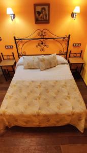 阿兰赫特立尼达德公寓酒店的一间卧室配有一张带2个床头柜的大床