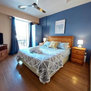 悉尼过境背包客经济汽车旅馆的一间卧室设有一张床和蓝色的墙壁