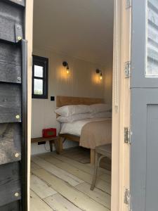 基德灵顿Shepherds Huts的一间小房间的卧室,配有一张床铺