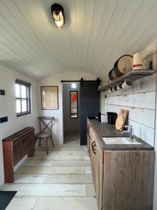 基德灵顿Shepherds Huts的厨房配有水槽和台面