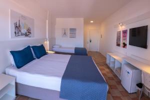 弗洛里亚诺波利斯Express Floripa Residence的一间卧室配有一张带蓝色枕头的大床