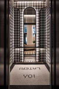 纽约Motto By Hilton New York City Times Square的浴室设有镜子和瓷砖地板。
