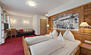 圣马蒂诺Hotel Pfandleralm的卧室配有一张白色大床
