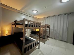 马尼拉Inn De Avenida, Makati的一间客房内配有两张双层床的房间