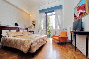 罗马多莫斯莫纳米豪华套房旅馆的一间卧室配有一张床、一台电视和一把椅子