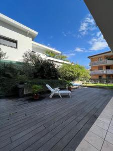 加尔达湖滨Appartamento Noi Due的一个带白色长凳和大楼的庭院