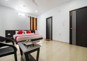 DānāpurHotel S G International Danapur的一间卧室配有一张床、一张沙发和一张桌子