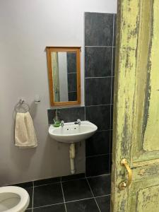 希尔顿Cachai Cottage的一间带水槽、卫生间和镜子的浴室