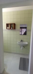 OkakararaEsteem Guesthouse的一间带水槽和镜子的浴室