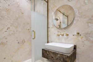 Al Samriya Hotel, Doha, Autograph Collection的一间带水槽和镜子的浴室