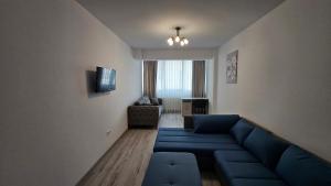 苏恰瓦Nordic Residence 28的客厅配有蓝色的沙发和电视