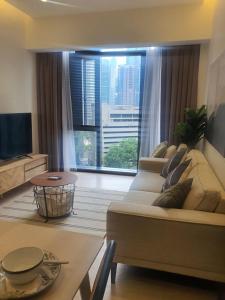 吉隆坡KLCC Ritz Residence STAR的带沙发和大窗户的客厅