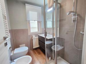 托尔诺Maison Carolina CIR-TORGNON-0004的浴室配有卫生间、盥洗盆和淋浴。
