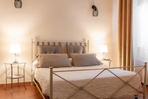 佛罗伦萨Dante Experience Apartment的一间卧室配有一张大床和两张边桌