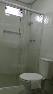 维列纳HOTEL VIZON II的一间带卫生间和玻璃淋浴间的浴室