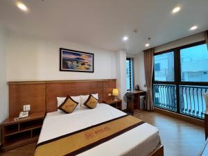 Hòa Ðình4M2 Hotel的一间带大床的卧室和一个阳台