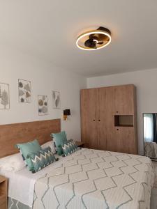 科斯塔卡玛El Caseton的一间卧室设有一张带天花板的大床