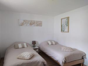 维桑T3 - Appartement jardin Wissant 6 personnes的两张睡床彼此相邻,位于一个房间里