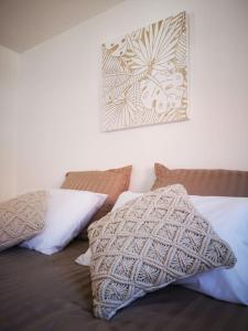 维桑T3 - Appartement jardin Wissant 6 personnes的一张带枕头的床和墙上的照片
