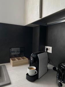 蒂米什瓦拉Comfort & Luxury Apartaments PNMresidence的咖啡壶旁的咖啡坐位
