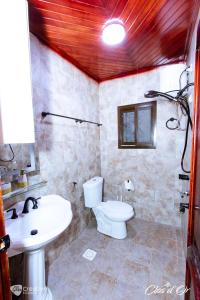 杜阿拉Clos d'Or, Appartements meublés Douala Makepé的浴室配有白色卫生间和盥洗盆。