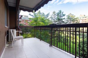 阿萨哥Assago amazing flat的阳台设有黑色围栏和椅子。